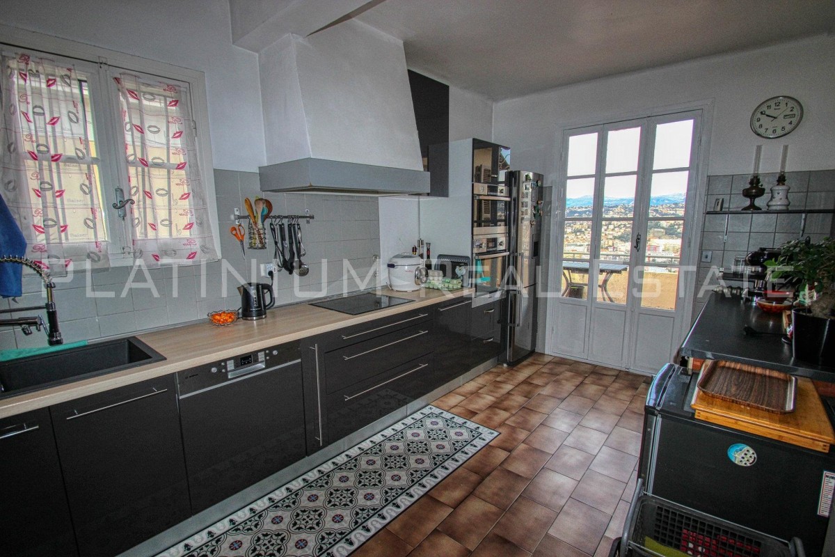 Mid to Long-Term rent apartment in Nice 1350 EUR. Search landlords, facilitates for long-term home rental from agents in Nice Alpes Maritimes. Apartment 2 bedrooms 73m&#178; 1 bathroom double pane windows, air conditioning, terrace, garden, east oriented, south oriented, sea views. Liveonriviera.com one of leading accommodation marketplaces for unfurnished and furnished long term rentals. This apartment in Nice is 4.3.2020, 1707050.