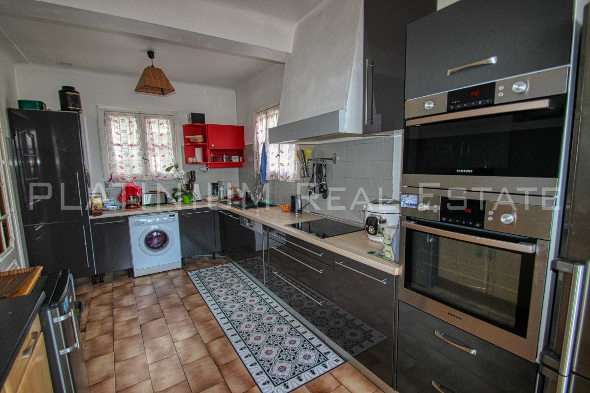 Mid to Long-Term rent apartment in Nice 1350 EUR. Search landlords, facilitates for long-term home rental from agents in Nice Alpes Maritimes. Apartment 2 bedrooms 73m&#178; 1 bathroom double pane windows, air conditioning, terrace, garden, east oriented, south oriented, sea views. Liveonriviera.com one of leading accommodation marketplaces for unfurnished and furnished long term rentals. This apartment in Nice is 4.3.2020, 1707050.