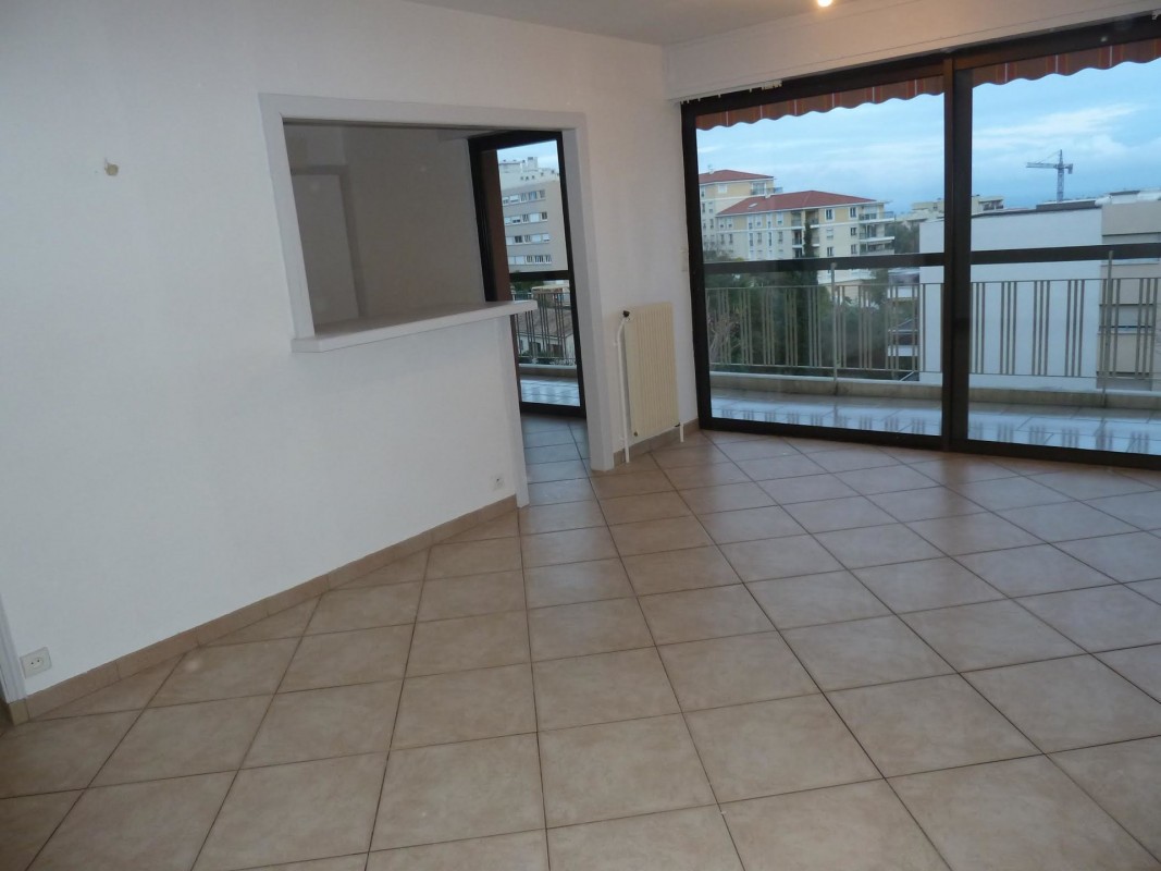 Antibes'de 69m&#178; kiralık 1+1 çift camlı pencere, yüzme havuzu, batı yönünde, kuzey yönünde, güney yönünde, doğu yönünde daire - Yurt dışında yaşama planlarınızı hayata geçirin. Antibes'de - Fransa'da'da sizin için en uygun emlak ilanlarını buradan bulabilirsiniz. 930 EUR 4.3.2020, 1707284