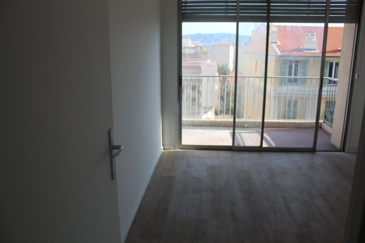 Uthyres lägenhet i Nice Frankrike Alpes Maritimes. Långtidsuthyrning möblerad eller omöblerad lägenhet. Uthyrning av en lägenhet i Nice 51m&#178; 2:a ligger mot öst, north orientering, sydlig riktning, västläge, Frankrike 900 EUR 4.3.2020, 1707287. Ledig lägenhet att hyra i andra hand i Nice.
