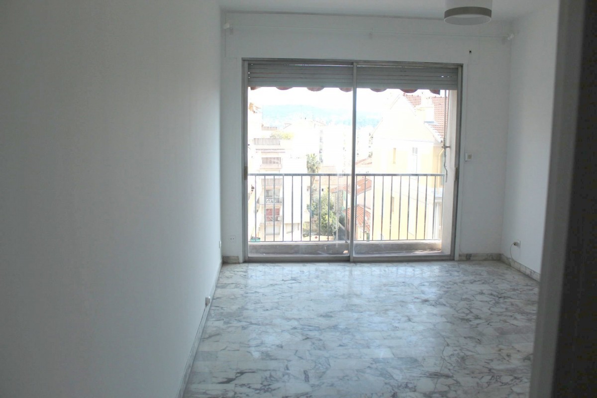 Uthyres lägenhet i Nice Frankrike Alpes Maritimes. Långtidsuthyrning möblerad eller omöblerad lägenhet. Uthyrning av en lägenhet i Nice 51m&#178; 2:a ligger mot öst, north orientering, sydlig riktning, västläge, Frankrike 900 EUR 4.3.2020, 1707287. Ledig lägenhet att hyra i andra hand i Nice.