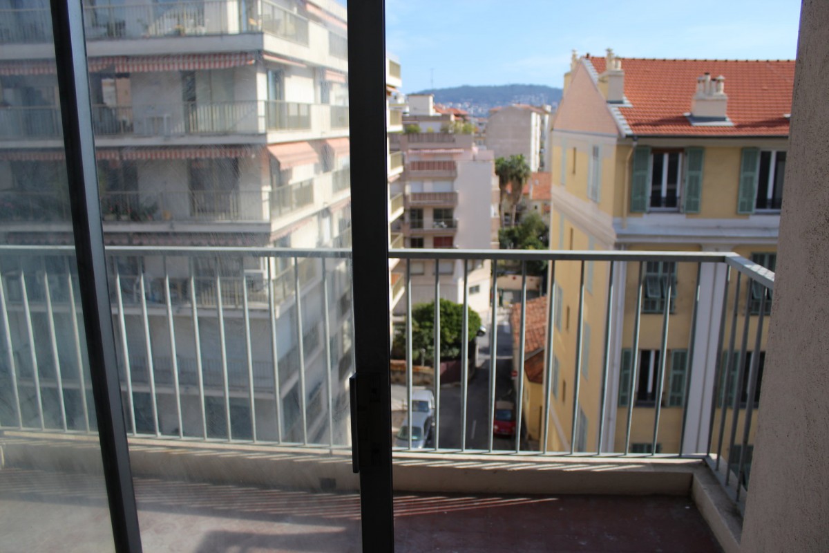 Uthyres lägenhet i Nice Frankrike Alpes Maritimes. Långtidsuthyrning möblerad eller omöblerad lägenhet. Uthyrning av en lägenhet i Nice 51m&#178; 2:a ligger mot öst, north orientering, sydlig riktning, västläge, Frankrike 900 EUR 4.3.2020, 1707287. Ledig lägenhet att hyra i andra hand i Nice.