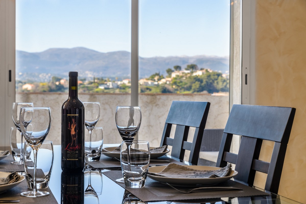 For sale Apartment 74m&#178; in Cagnes sur Mer Alpes Maritimes. Apartment, 2 bedrooms, double pane windows, fireplace, air conditioning, terrace, north oriented, south oriented, sea views. Price to Buy a Apartment is 405000 EUR. In Cagnes sur Mer for sale Apartment. Apartment was published on sales list 4.3.2020 1707344. Selling Apartment in Cagnes sur Mer Alpes Maritimes, France.