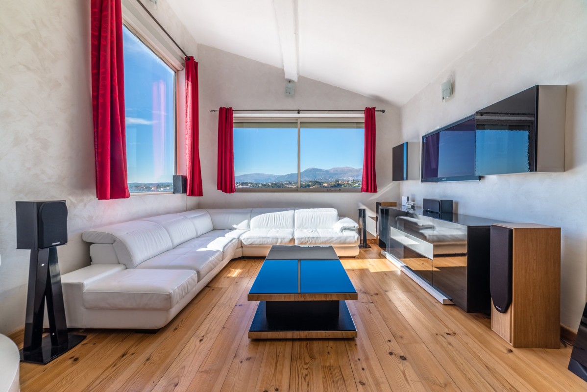 For sale Apartment 74m&#178; in Cagnes sur Mer Alpes Maritimes. Apartment, 2 bedrooms, double pane windows, fireplace, air conditioning, terrace, north oriented, south oriented, sea views. Price to Buy a Apartment is 405000 EUR. In Cagnes sur Mer for sale Apartment. Apartment was published on sales list 4.3.2020 1707344. Selling Apartment in Cagnes sur Mer Alpes Maritimes, France.