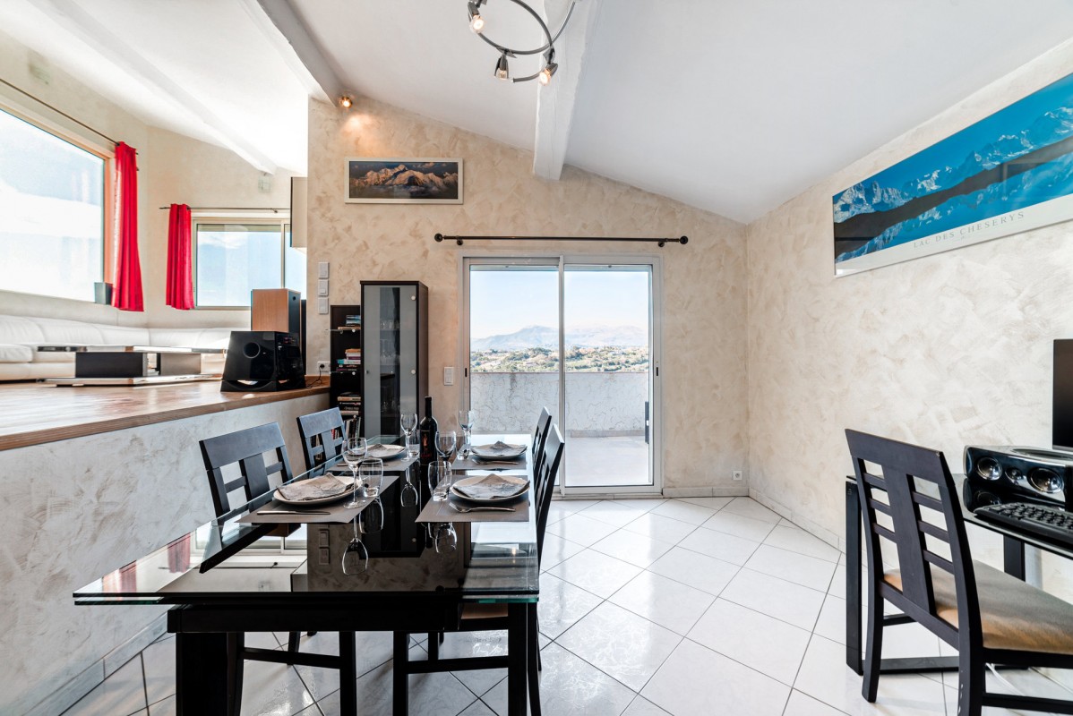 For sale Apartment 74m&#178; in Cagnes sur Mer Alpes Maritimes. Apartment, 2 bedrooms, double pane windows, fireplace, air conditioning, terrace, north oriented, south oriented, sea views. Price to Buy a Apartment is 405000 EUR. In Cagnes sur Mer for sale Apartment. Apartment was published on sales list 4.3.2020 1707344. Selling Apartment in Cagnes sur Mer Alpes Maritimes, France.