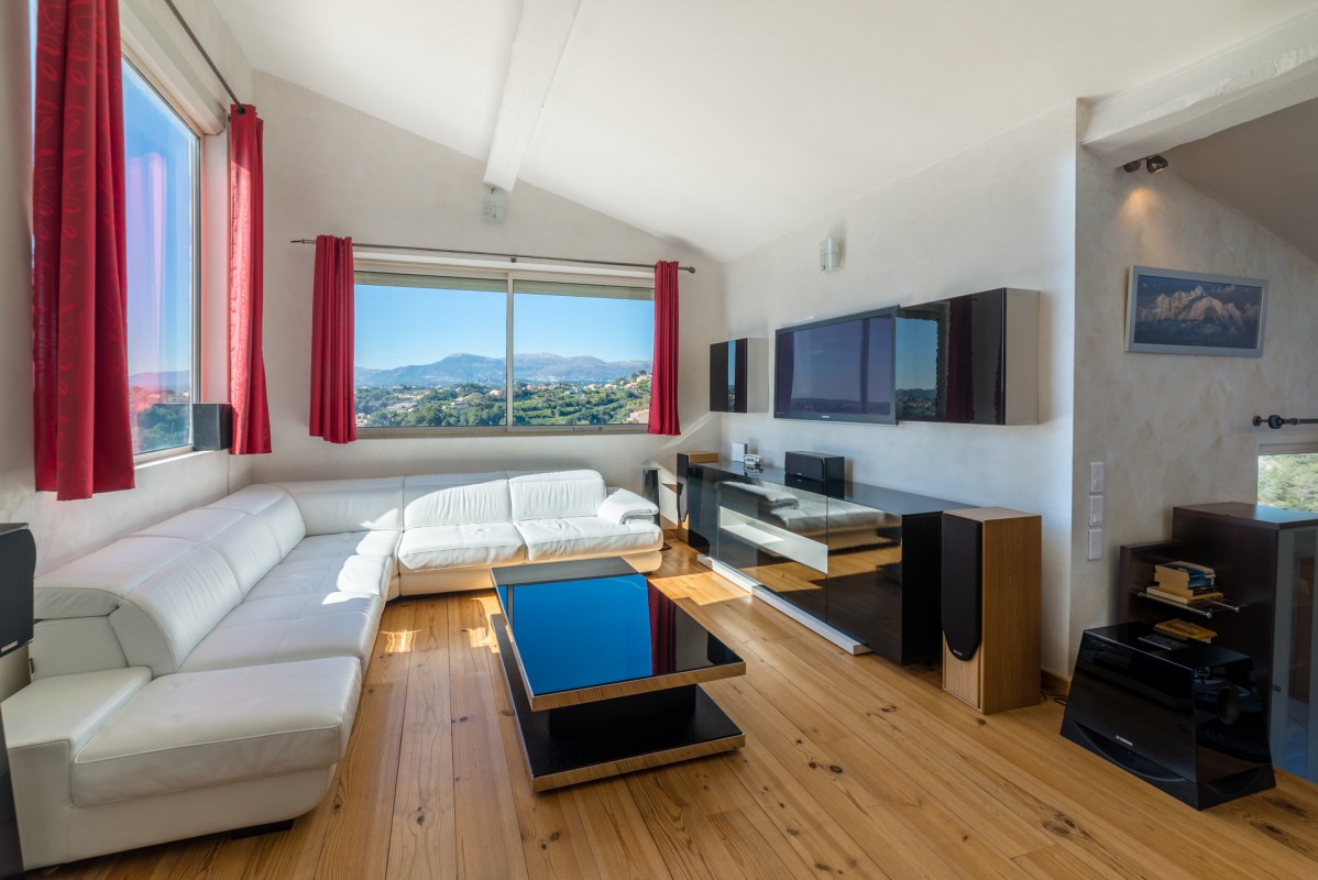 For sale Apartment 74m&#178; in Cagnes sur Mer Alpes Maritimes. Apartment, 2 bedrooms, double pane windows, fireplace, air conditioning, terrace, north oriented, south oriented, sea views. Price to Buy a Apartment is 405000 EUR. In Cagnes sur Mer for sale Apartment. Apartment was published on sales list 4.3.2020 1707344. Selling Apartment in Cagnes sur Mer Alpes Maritimes, France.