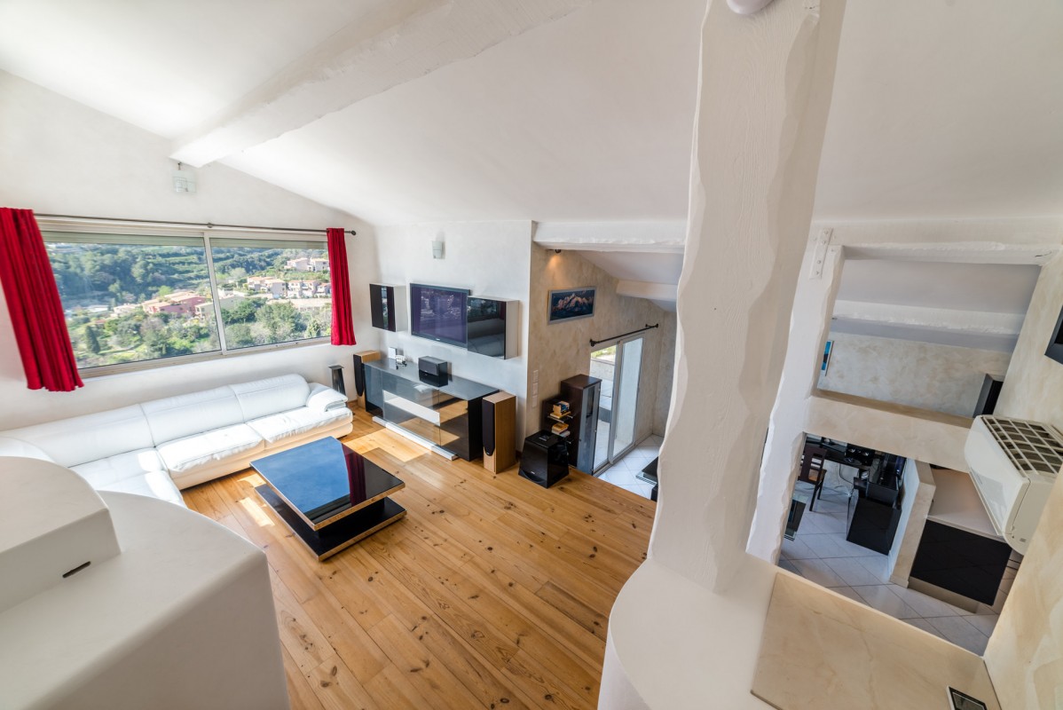 For sale Apartment 74m&#178; in Cagnes sur Mer Alpes Maritimes. Apartment, 2 bedrooms, double pane windows, fireplace, air conditioning, terrace, north oriented, south oriented, sea views. Price to Buy a Apartment is 405000 EUR. In Cagnes sur Mer for sale Apartment. Apartment was published on sales list 4.3.2020 1707344. Selling Apartment in Cagnes sur Mer Alpes Maritimes, France.