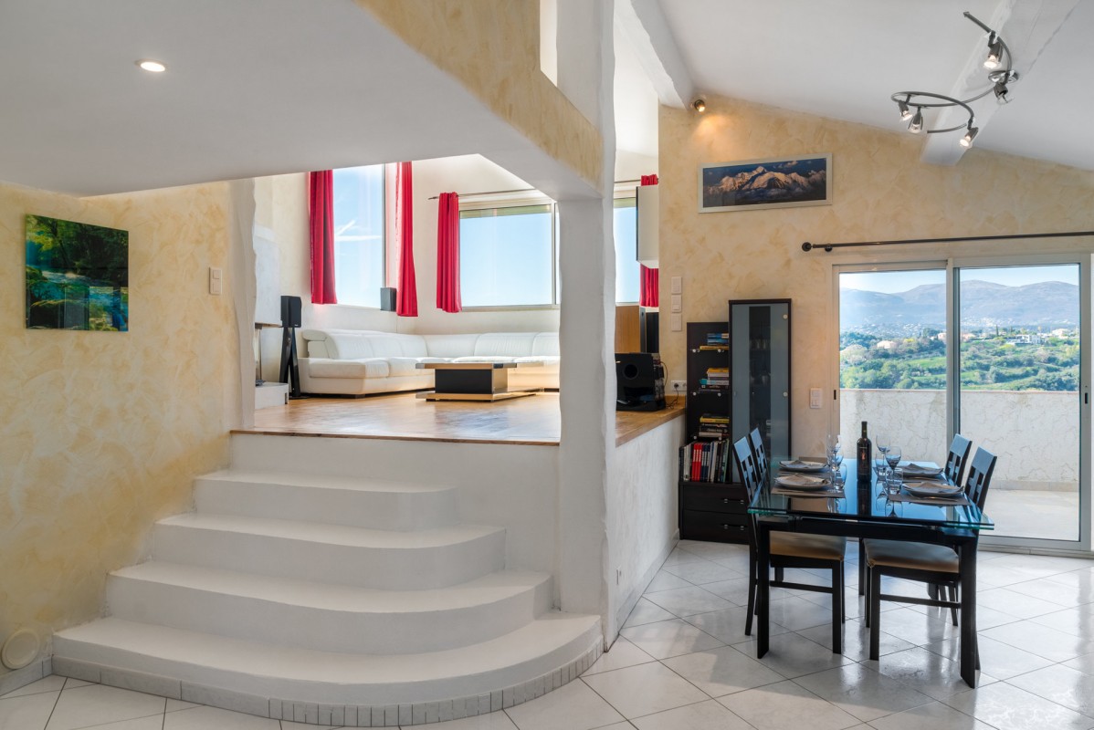 For sale Apartment 74m&#178; in Cagnes sur Mer Alpes Maritimes. Apartment, 2 bedrooms, double pane windows, fireplace, air conditioning, terrace, north oriented, south oriented, sea views. Price to Buy a Apartment is 405000 EUR. In Cagnes sur Mer for sale Apartment. Apartment was published on sales list 4.3.2020 1707344. Selling Apartment in Cagnes sur Mer Alpes Maritimes, France.