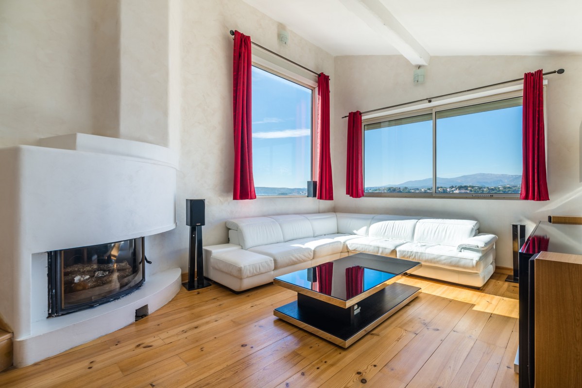 For sale Apartment 74m&#178; in Cagnes sur Mer Alpes Maritimes. Apartment, 2 bedrooms, double pane windows, fireplace, air conditioning, terrace, north oriented, south oriented, sea views. Price to Buy a Apartment is 405000 EUR. In Cagnes sur Mer for sale Apartment. Apartment was published on sales list 4.3.2020 1707344. Selling Apartment in Cagnes sur Mer Alpes Maritimes, France.