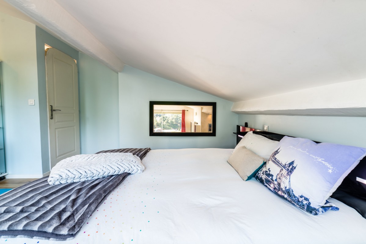 For sale Apartment 74m&#178; in Cagnes sur Mer Alpes Maritimes. Apartment, 2 bedrooms, double pane windows, fireplace, air conditioning, terrace, north oriented, south oriented, sea views. Price to Buy a Apartment is 405000 EUR. In Cagnes sur Mer for sale Apartment. Apartment was published on sales list 4.3.2020 1707344. Selling Apartment in Cagnes sur Mer Alpes Maritimes, France.