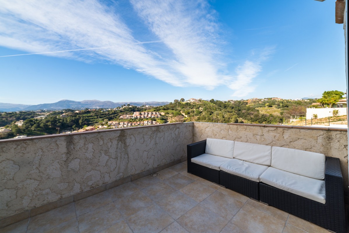 For sale Apartment 74m&#178; in Cagnes sur Mer Alpes Maritimes. Apartment, 2 bedrooms, double pane windows, fireplace, air conditioning, terrace, north oriented, south oriented, sea views. Price to Buy a Apartment is 405000 EUR. In Cagnes sur Mer for sale Apartment. Apartment was published on sales list 4.3.2020 1707344. Selling Apartment in Cagnes sur Mer Alpes Maritimes, France.