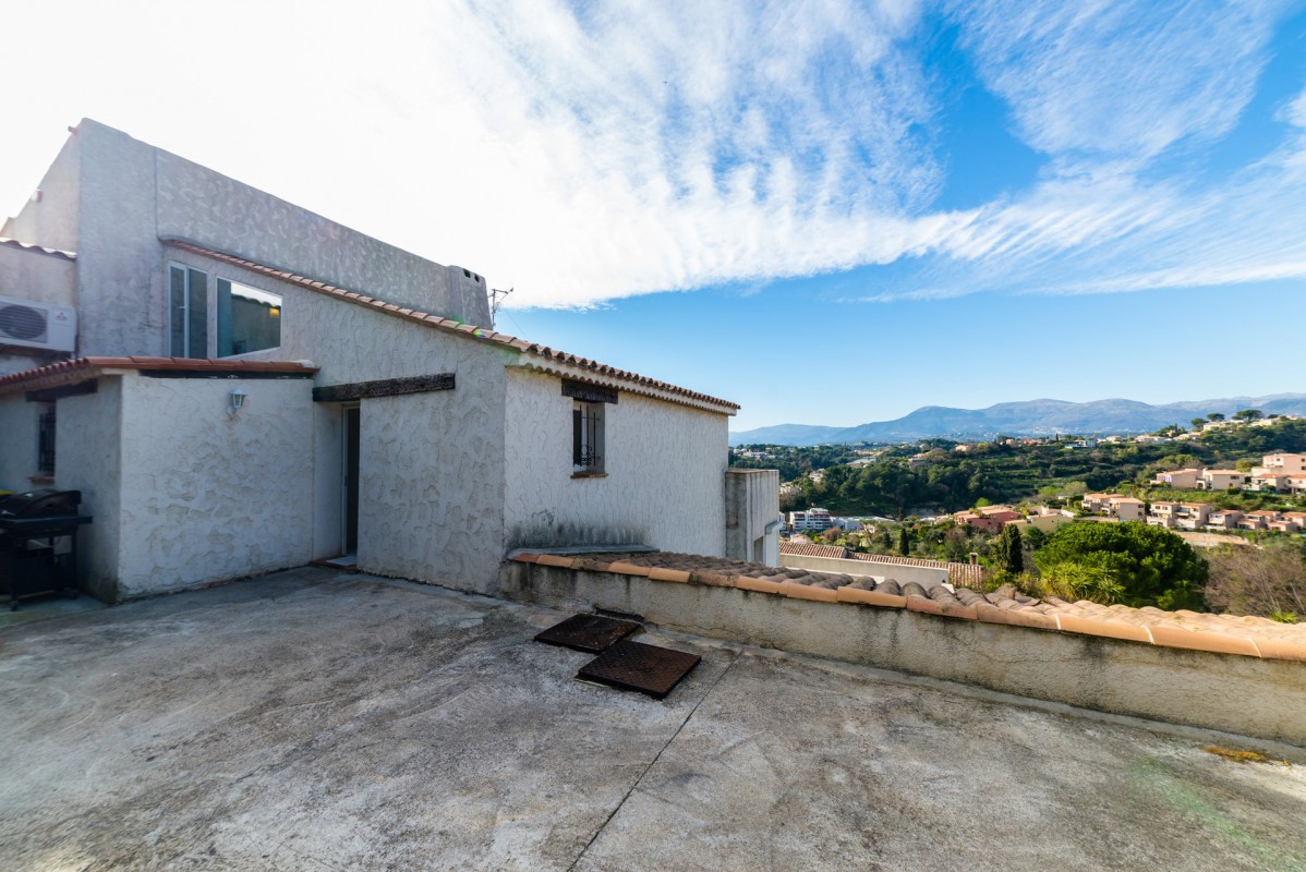 For sale Apartment 74m&#178; in Cagnes sur Mer Alpes Maritimes. Apartment, 2 bedrooms, double pane windows, fireplace, air conditioning, terrace, north oriented, south oriented, sea views. Price to Buy a Apartment is 405000 EUR. In Cagnes sur Mer for sale Apartment. Apartment was published on sales list 4.3.2020 1707344. Selling Apartment in Cagnes sur Mer Alpes Maritimes, France.