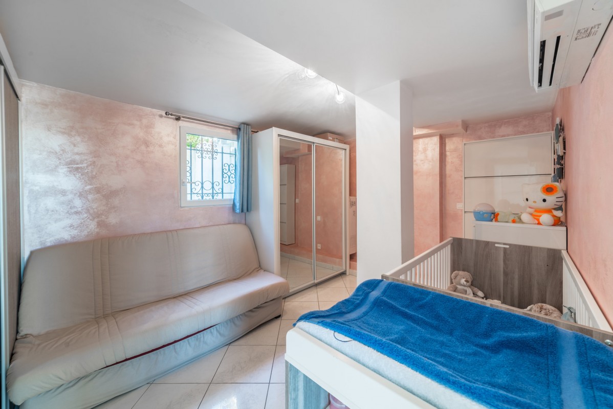 For sale Apartment 74m&#178; in Cagnes sur Mer Alpes Maritimes. Apartment, 2 bedrooms, double pane windows, fireplace, air conditioning, terrace, north oriented, south oriented, sea views. Price to Buy a Apartment is 405000 EUR. In Cagnes sur Mer for sale Apartment. Apartment was published on sales list 4.3.2020 1707344. Selling Apartment in Cagnes sur Mer Alpes Maritimes, France.