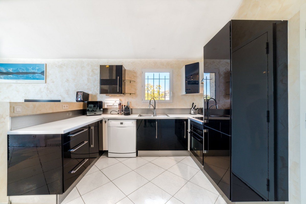 For sale Apartment 74m&#178; in Cagnes sur Mer Alpes Maritimes. Apartment, 2 bedrooms, double pane windows, fireplace, air conditioning, terrace, north oriented, south oriented, sea views. Price to Buy a Apartment is 405000 EUR. In Cagnes sur Mer for sale Apartment. Apartment was published on sales list 4.3.2020 1707344. Selling Apartment in Cagnes sur Mer Alpes Maritimes, France.