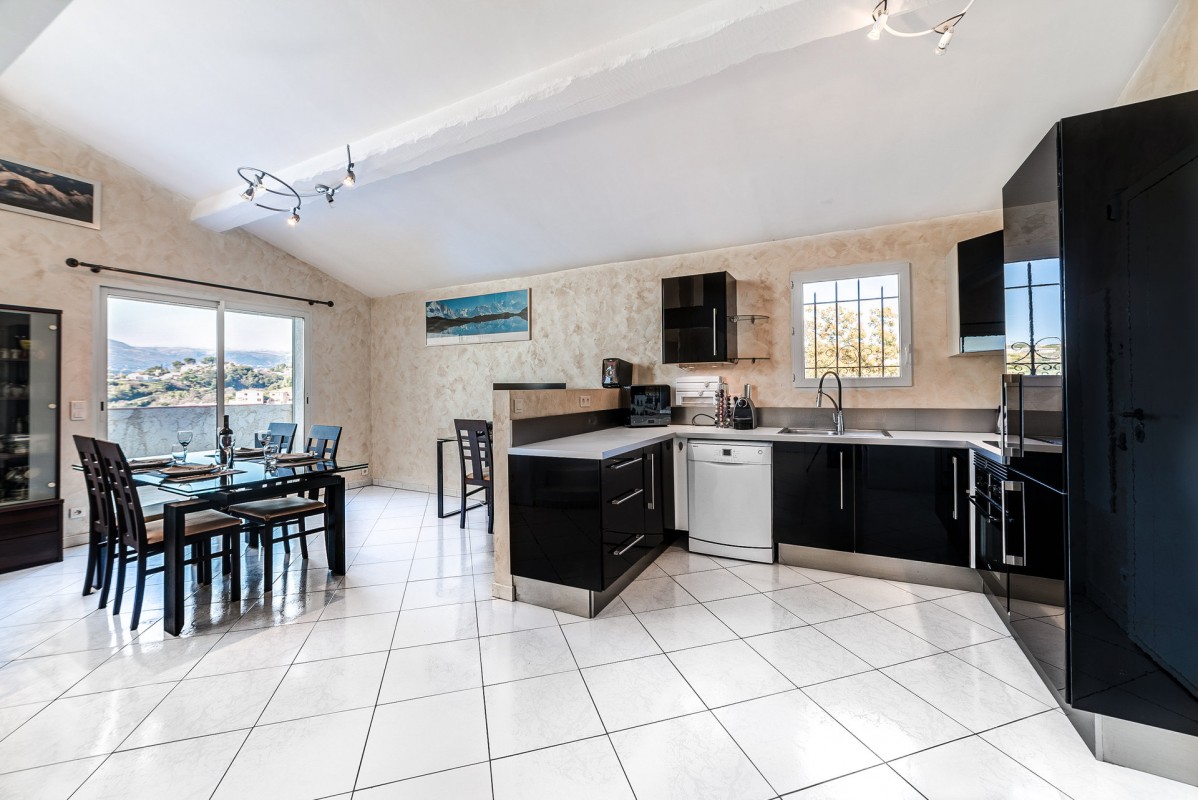 For sale Apartment 74m&#178; in Cagnes sur Mer Alpes Maritimes. Apartment, 2 bedrooms, double pane windows, fireplace, air conditioning, terrace, north oriented, south oriented, sea views. Price to Buy a Apartment is 405000 EUR. In Cagnes sur Mer for sale Apartment. Apartment was published on sales list 4.3.2020 1707344. Selling Apartment in Cagnes sur Mer Alpes Maritimes, France.