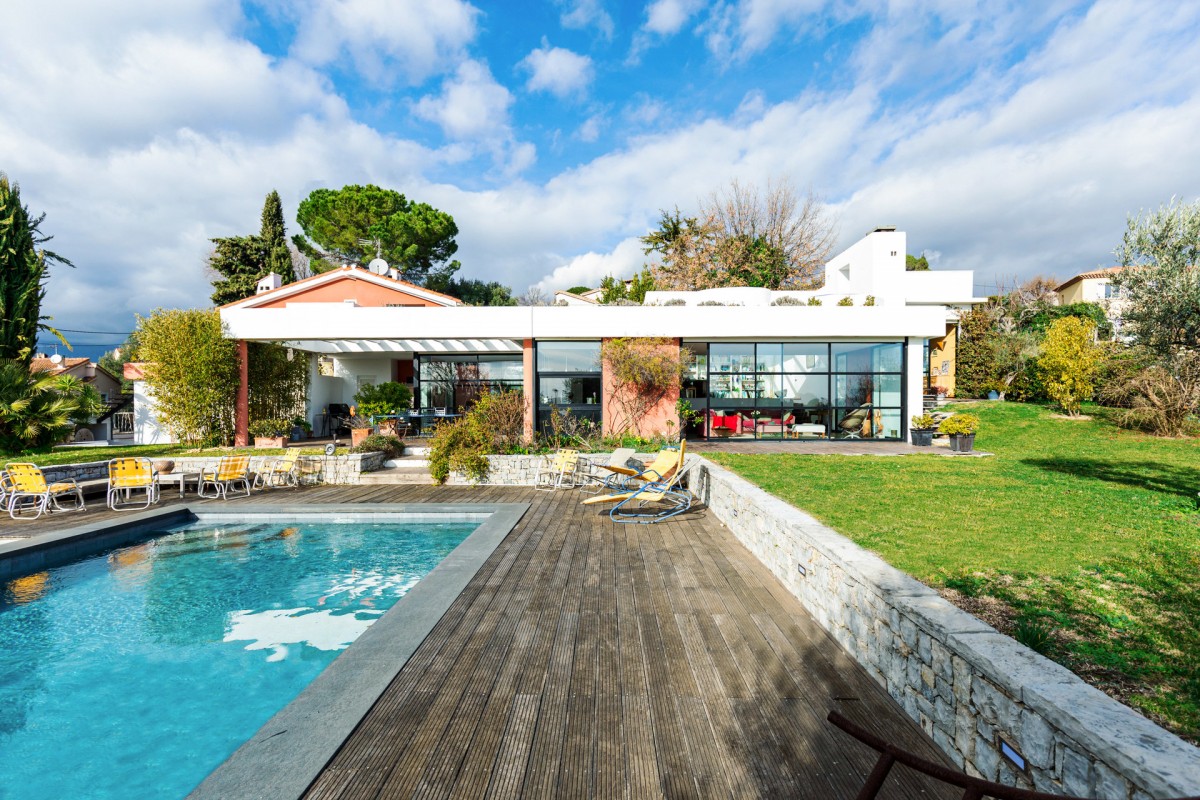 For sale Villa in Cagnes sur Mer Alpes Maritimes. Villa,, fireplace, swimming pool, terrace, east oriented, south oriented, west orientation, sea views. Price to Buy a Villa is 1840000 EUR. In Cagnes sur Mer for sale Villa. Villa was published on sales list 4.3.2020 1707347. Selling Villa in Cagnes sur Mer Alpes Maritimes, France.