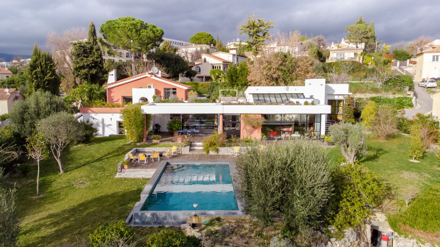 For sale Villa in Cagnes sur Mer Alpes Maritimes. Villa,, fireplace, swimming pool, terrace, east oriented, south oriented, west orientation, sea views. Price to Buy a Villa is 1840000 EUR. In Cagnes sur Mer for sale Villa. Villa was published on sales list 4.3.2020 1707347. Selling Villa in Cagnes sur Mer Alpes Maritimes, France.