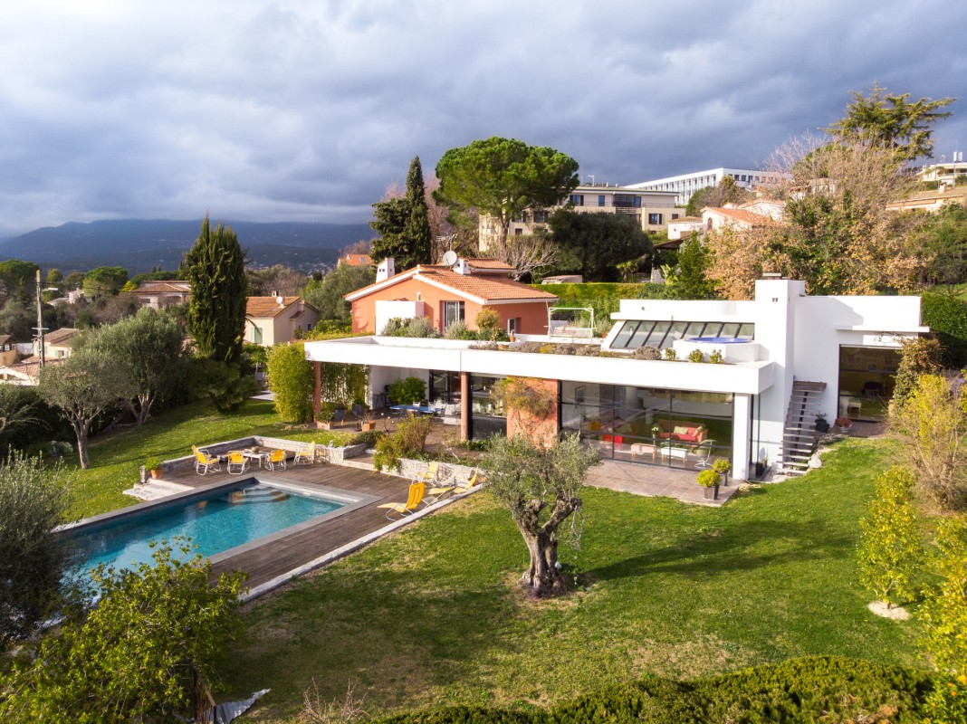 For sale Villa in Cagnes sur Mer Alpes Maritimes. Villa,, fireplace, swimming pool, terrace, east oriented, south oriented, west orientation, sea views. Price to Buy a Villa is 1840000 EUR. In Cagnes sur Mer for sale Villa. Villa was published on sales list 4.3.2020 1707347. Selling Villa in Cagnes sur Mer Alpes Maritimes, France.