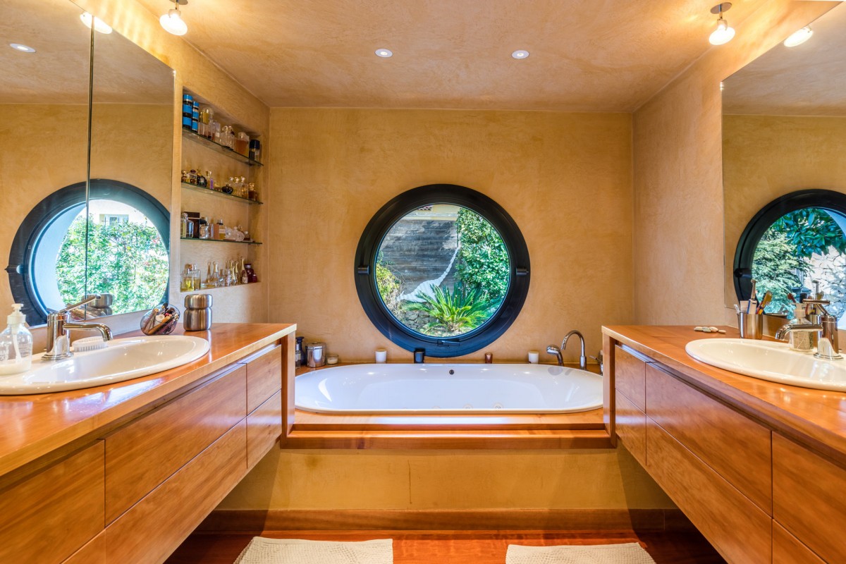 For sale Villa in Cagnes sur Mer Alpes Maritimes. Villa,, fireplace, swimming pool, terrace, east oriented, south oriented, west orientation, sea views. Price to Buy a Villa is 1840000 EUR. In Cagnes sur Mer for sale Villa. Villa was published on sales list 4.3.2020 1707347. Selling Villa in Cagnes sur Mer Alpes Maritimes, France.