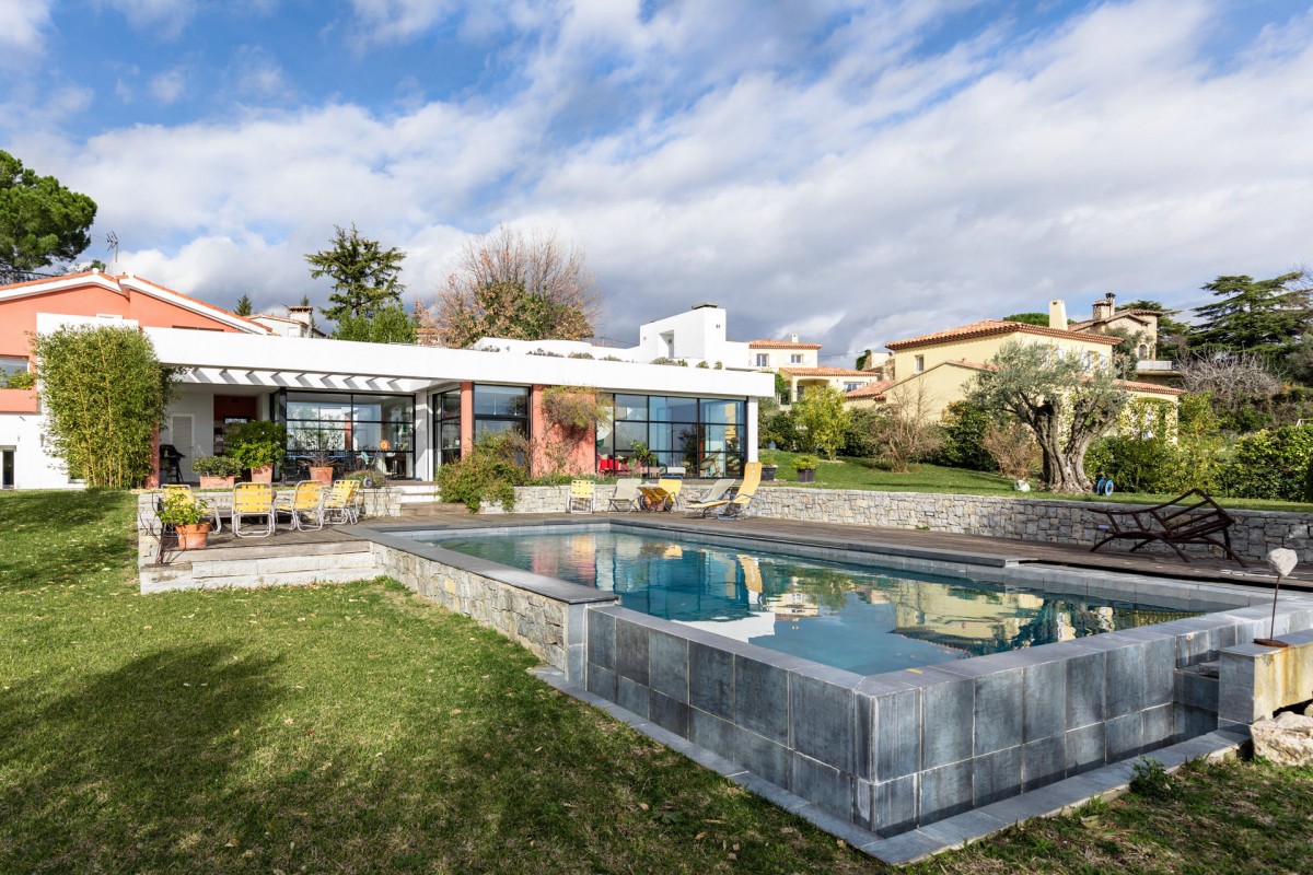 For sale Villa in Cagnes sur Mer Alpes Maritimes. Villa,, fireplace, swimming pool, terrace, east oriented, south oriented, west orientation, sea views. Price to Buy a Villa is 1840000 EUR. In Cagnes sur Mer for sale Villa. Villa was published on sales list 4.3.2020 1707347. Selling Villa in Cagnes sur Mer Alpes Maritimes, France.