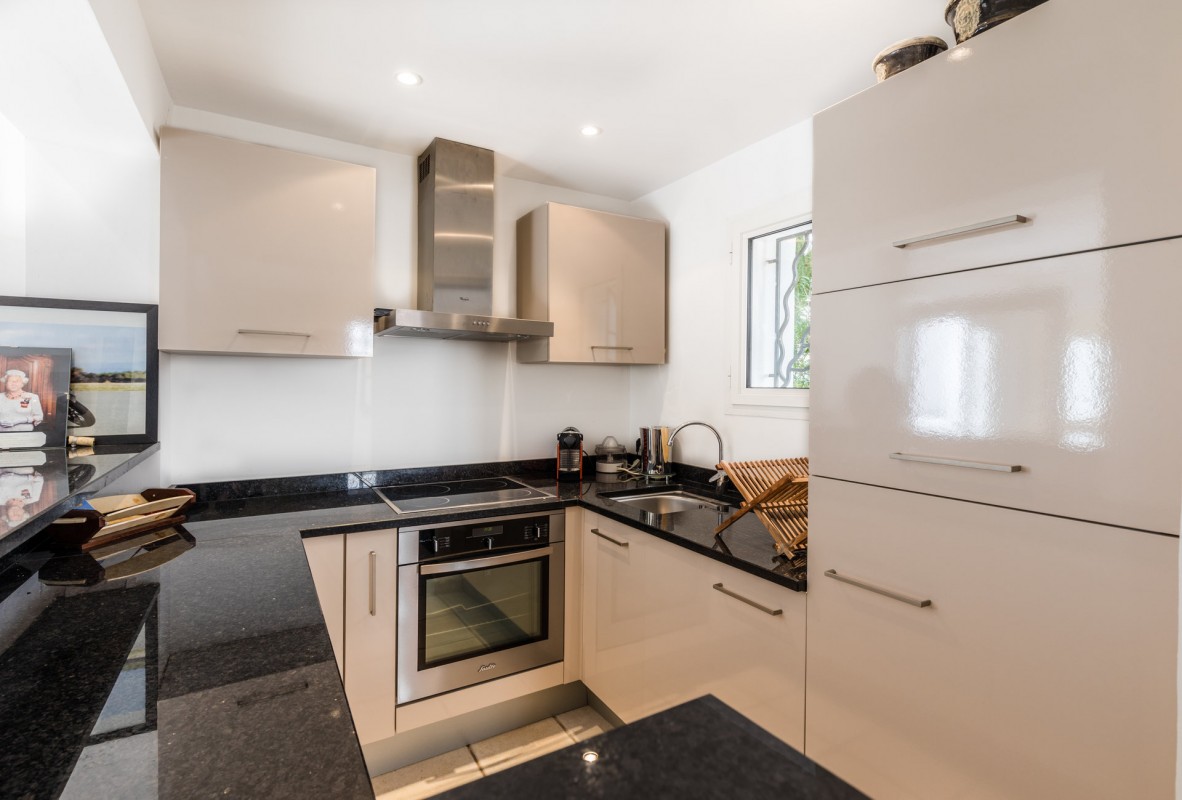 For sale Villa in Cagnes sur Mer Alpes Maritimes. Villa,, fireplace, swimming pool, terrace, east oriented, south oriented, west orientation, sea views. Price to Buy a Villa is 1840000 EUR. In Cagnes sur Mer for sale Villa. Villa was published on sales list 4.3.2020 1707347. Selling Villa in Cagnes sur Mer Alpes Maritimes, France.