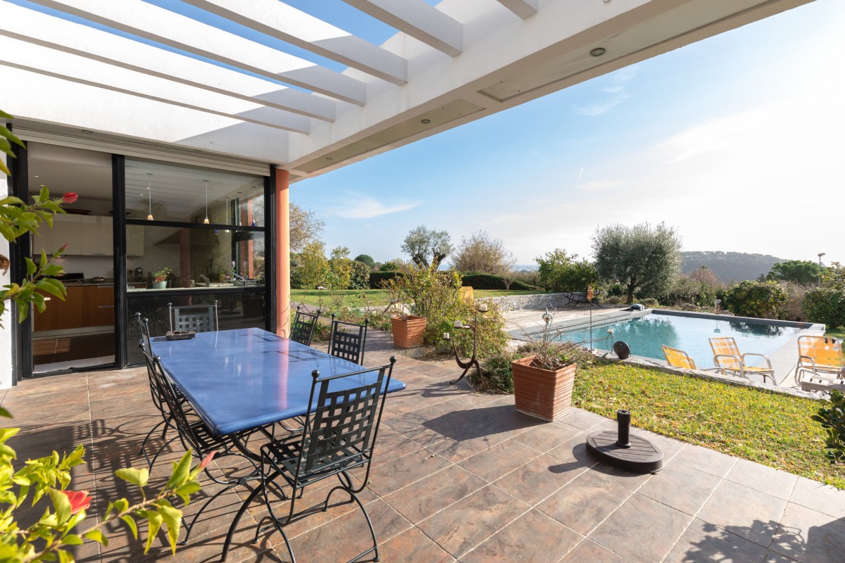 For sale Villa in Cagnes sur Mer Alpes Maritimes. Villa,, fireplace, swimming pool, terrace, east oriented, south oriented, west orientation, sea views. Price to Buy a Villa is 1840000 EUR. In Cagnes sur Mer for sale Villa. Villa was published on sales list 4.3.2020 1707347. Selling Villa in Cagnes sur Mer Alpes Maritimes, France.