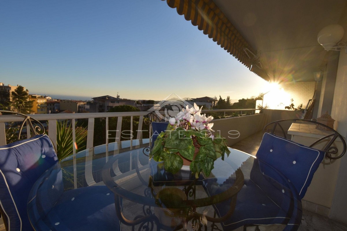 Apartamento T 1 para venda em Le Cannet, França Alpes Marítimos à venda. À venda apartamento 52m² - T 1 1 banheiro janela de duas folhas, terraço, orientação oeste, vista para o mar, 269500 EUR 4.3.2020 1707427.