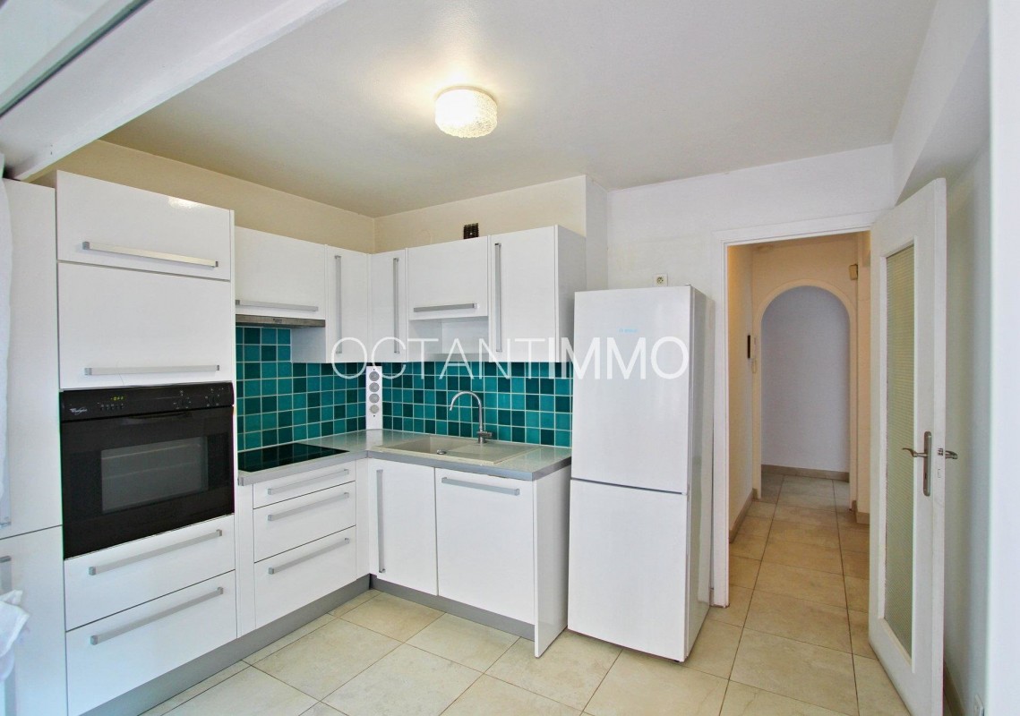 Antibes'de 92m&#178; kiralık 2+1 çift camlı pencere, klima, teras, batı yönünde, güney yönünde daire - Yurt dışında yaşama planlarınızı hayata geçirin. Antibes'de - Fransa'da'da sizin için en uygun emlak ilanlarını buradan bulabilirsiniz. 1240 EUR 5.3.2020, 1707501