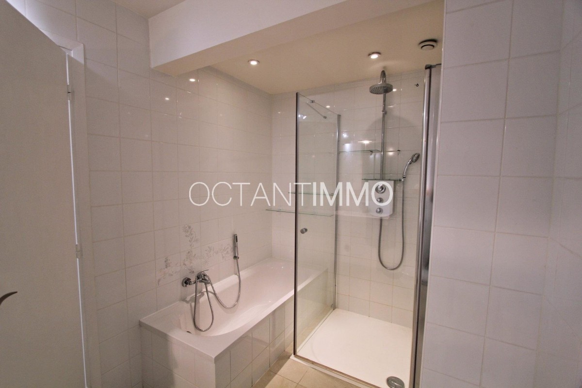 Antibes'de 92m&#178; kiralık 2+1 çift camlı pencere, klima, teras, batı yönünde, güney yönünde daire - Yurt dışında yaşama planlarınızı hayata geçirin. Antibes'de - Fransa'da'da sizin için en uygun emlak ilanlarını buradan bulabilirsiniz. 1240 EUR 5.3.2020, 1707501