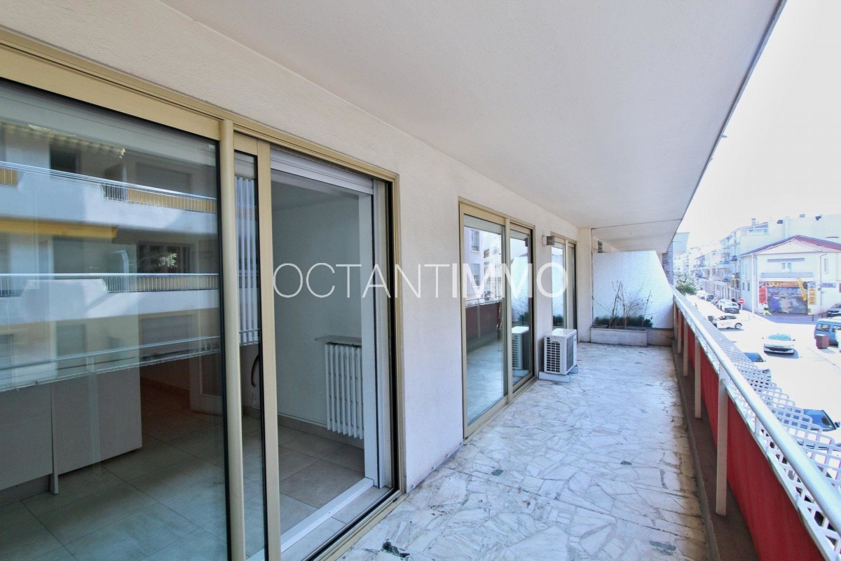 Antibes'de 92m&#178; kiralık 2+1 çift camlı pencere, klima, teras, batı yönünde, güney yönünde daire - Yurt dışında yaşama planlarınızı hayata geçirin. Antibes'de - Fransa'da'da sizin için en uygun emlak ilanlarını buradan bulabilirsiniz. 1240 EUR 5.3.2020, 1707501