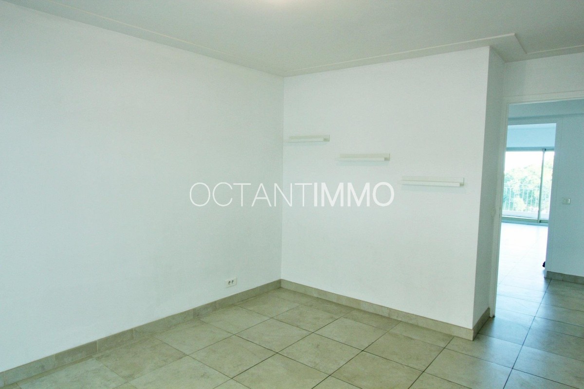 Antibes'de 92m&#178; kiralık 2+1 çift camlı pencere, klima, teras, batı yönünde, güney yönünde daire - Yurt dışında yaşama planlarınızı hayata geçirin. Antibes'de - Fransa'da'da sizin için en uygun emlak ilanlarını buradan bulabilirsiniz. 1240 EUR 5.3.2020, 1707501