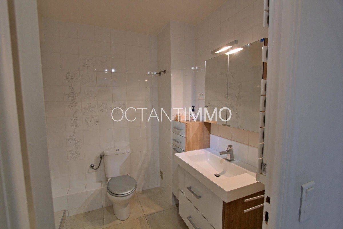 Antibes'de 92m&#178; kiralık 2+1 çift camlı pencere, klima, teras, batı yönünde, güney yönünde daire - Yurt dışında yaşama planlarınızı hayata geçirin. Antibes'de - Fransa'da'da sizin için en uygun emlak ilanlarını buradan bulabilirsiniz. 1240 EUR 5.3.2020, 1707501