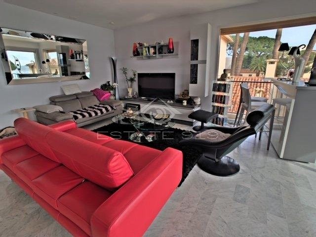 Mid to Long-Term rent apartment in Cannes 2290 EUR. Search landlords, facilitates for long-term home rental from agents in Cannes Alpes Maritimes. Apartment 3 bedrooms 112m² double pane windows, air conditioning, terrace, east oriented, north oriented, west orientation, sea views. Liveonriviera.com one of leading accommodation marketplaces for unfurnished and furnished long term rentals. This apartment in Cannes is 7.3.2020, 1707868.