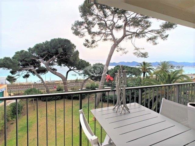 Mid to Long-Term rent apartment in Cannes 2290 EUR. Search landlords, facilitates for long-term home rental from agents in Cannes Alpes Maritimes. Apartment 3 bedrooms 112m² double pane windows, air conditioning, terrace, east oriented, north oriented, west orientation, sea views. Liveonriviera.com one of leading accommodation marketplaces for unfurnished and furnished long term rentals. This apartment in Cannes is 7.3.2020, 1707868.