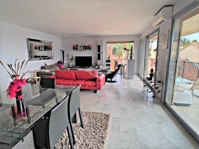 Mid to Long-Term rent apartment in Cannes 2290 EUR. Search landlords, facilitates for long-term home rental from agents in Cannes Alpes Maritimes. Apartment 3 bedrooms 112m² double pane windows, air conditioning, terrace, east oriented, north oriented, west orientation, sea views. Liveonriviera.com one of leading accommodation marketplaces for unfurnished and furnished long term rentals. This apartment in Cannes is 7.3.2020, 1707868.