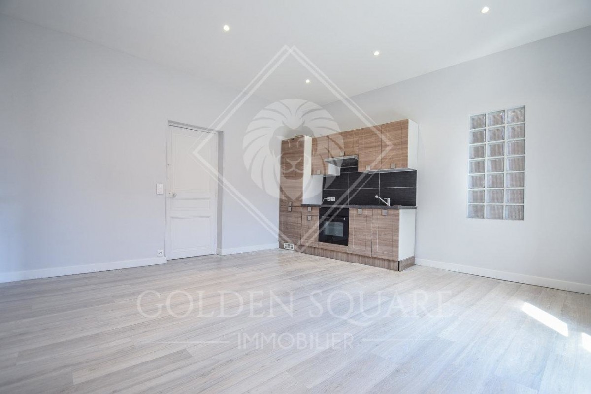 Vendesi Appartamento a Roquebrune Cap Martin in Francia In vendita Appartamento di con orientamento est, orientamento ovest, vista sulla città e 4 vani a Roquebrune Cap Martin Appartamento a Roquebrune Cap Martin in vendita, con con orientamento est, orientamento ovest, vista sulla città e 4 vani 3 vani 11.3.2020, 1707956, 390000 EUR