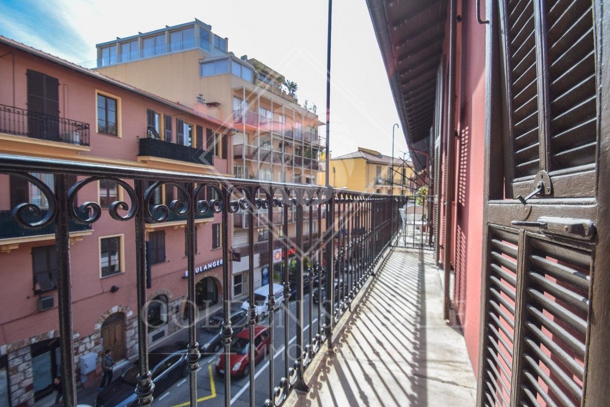 Vendesi Appartamento a Roquebrune Cap Martin in Francia In vendita Appartamento di con orientamento est, orientamento ovest, vista sulla città e 4 vani a Roquebrune Cap Martin Appartamento a Roquebrune Cap Martin in vendita, con con orientamento est, orientamento ovest, vista sulla città e 4 vani 3 vani 11.3.2020, 1707956, 390000 EUR