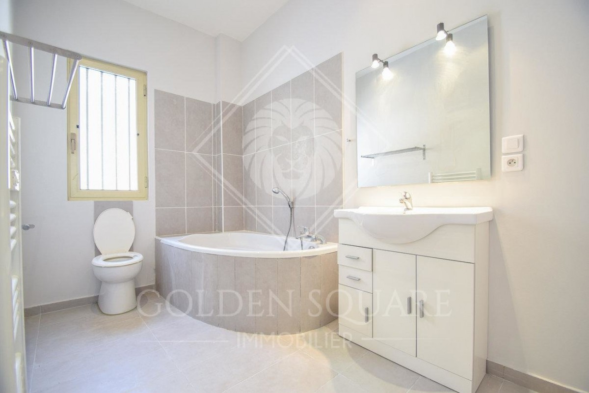 Vendesi Appartamento a Roquebrune Cap Martin in Francia In vendita Appartamento di con orientamento est, orientamento ovest, vista sulla città e 4 vani a Roquebrune Cap Martin Appartamento a Roquebrune Cap Martin in vendita, con con orientamento est, orientamento ovest, vista sulla città e 4 vani 3 vani 11.3.2020, 1707956, 390000 EUR