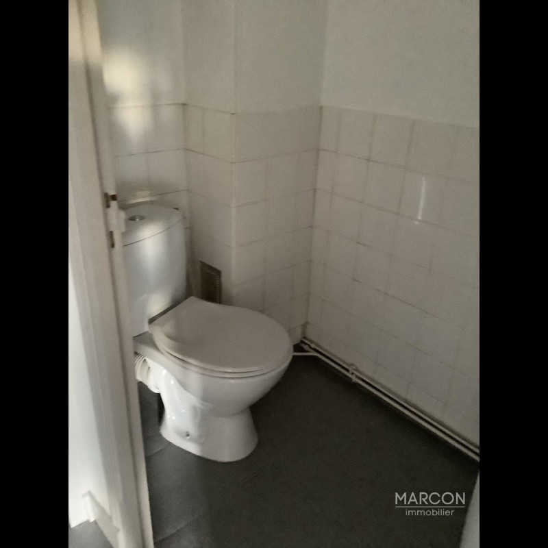 Pronájem bytu 2+1 66m² 2 ložnice v Lavaveix-les-Mines,, Francii. Pronájem bytu 66m² v Lavaveix-les-Mines - Francii. Největší nabídka dlouhodobých pronájmů - Francii. Nemovitost je pronajímána Marcon Immobilier Aubusson v Lavaveix-les-Mines Francii 300 EUR 13.3.2020, 1708036