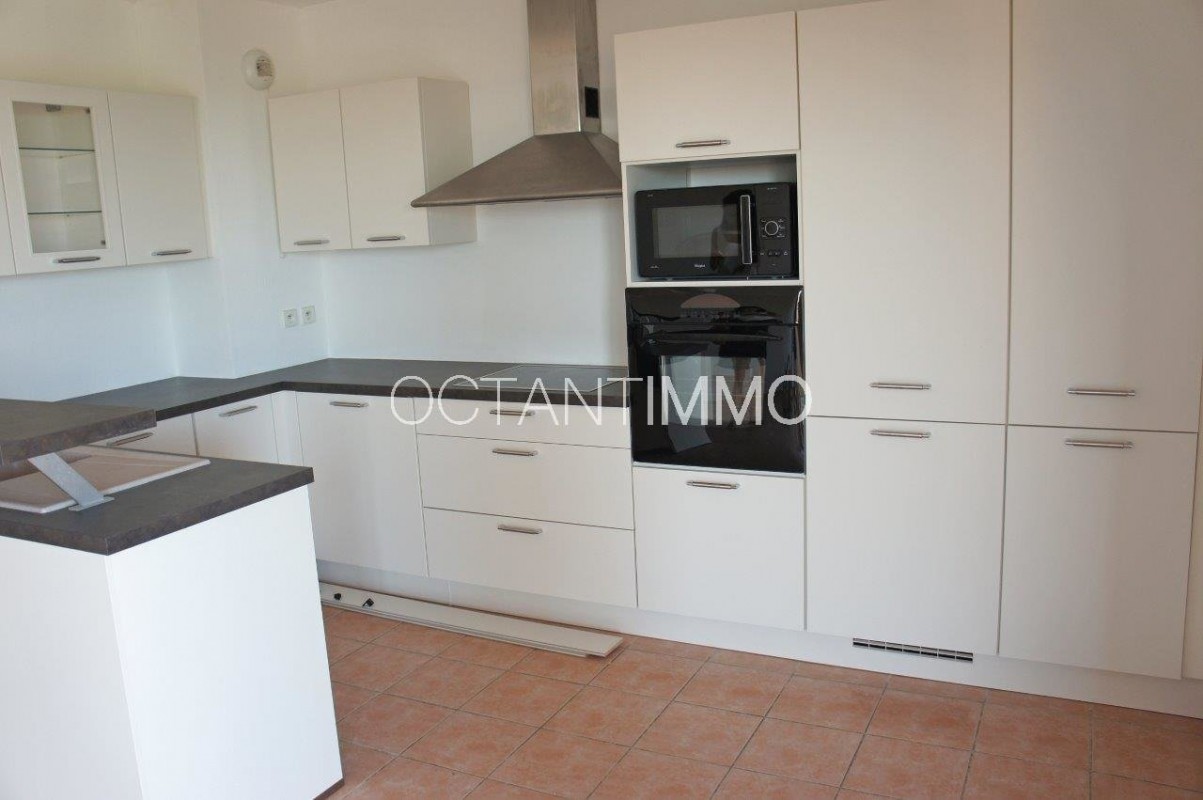 Pronájem bytu 3+1 69m² 2 ložnice dvojitá okna, bazén, východní orientace, jižní orientace, výhledy na moře v Biot, Alpes Maritimes, Francii. Pronájem bytu 69m² v Biot - Francii. Největší nabídka dlouhodobých pronájmů - Francii. Nemovitost je pronajímána Octantimmo v Biot Francii 1348 EUR 13.3.2020, 1708045