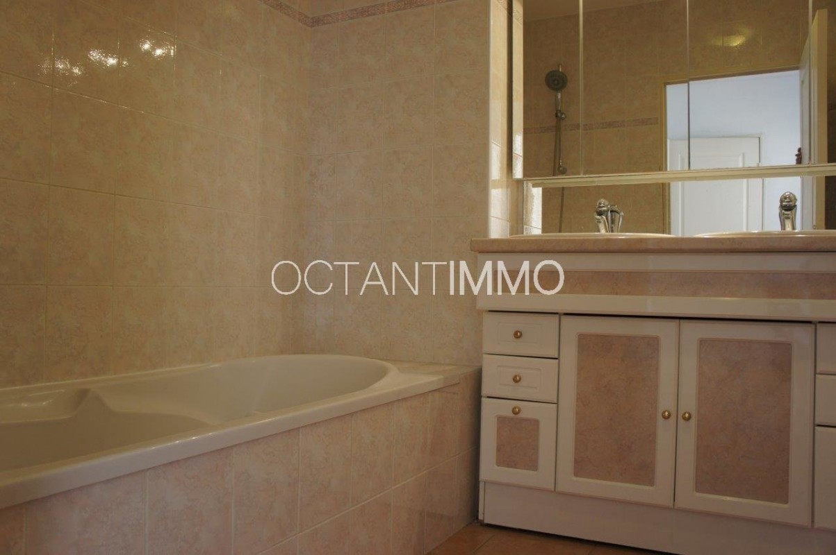 Pronájem bytu 3+1 69m² 2 ložnice dvojitá okna, bazén, východní orientace, jižní orientace, výhledy na moře v Biot, Alpes Maritimes, Francii. Pronájem bytu 69m² v Biot - Francii. Největší nabídka dlouhodobých pronájmů - Francii. Nemovitost je pronajímána Octantimmo v Biot Francii 1348 EUR 13.3.2020, 1708045