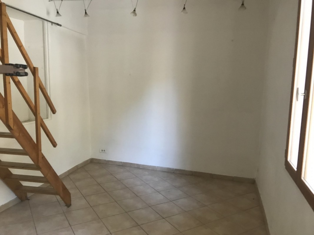 Mid to Long-Term rent studio in Aix en Provence 483 EUR. Search landlords, facilitates for long-term home rental from agents in Aix en Provence Bouches-du-Rhone. Studio 16m&#178;. Liveonriviera.com one of leading accommodation marketplaces for unfurnished and furnished long term rentals. This studio in Aix en Provence is 13.3.2020, 1708100.