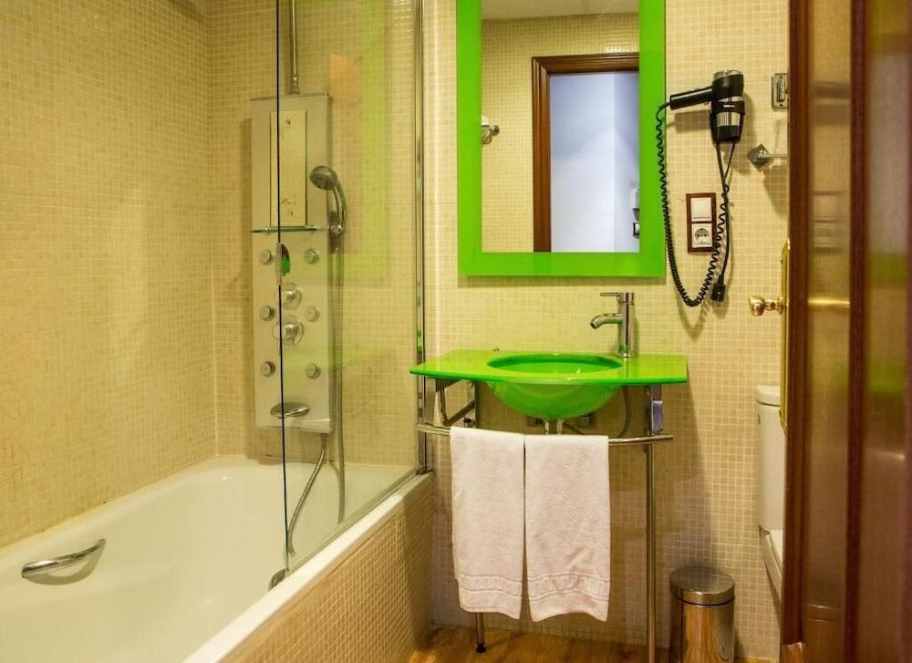 Tibur Hotel