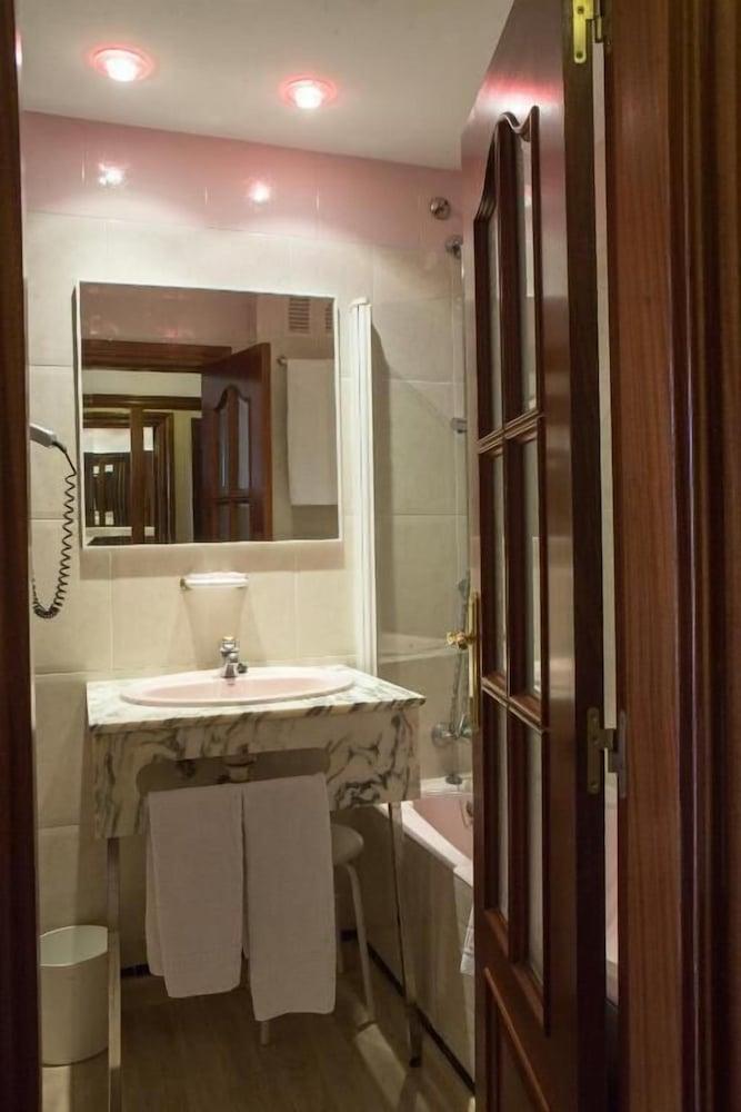 Tibur Hotel