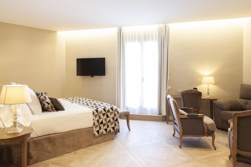 Lamaro Hotel