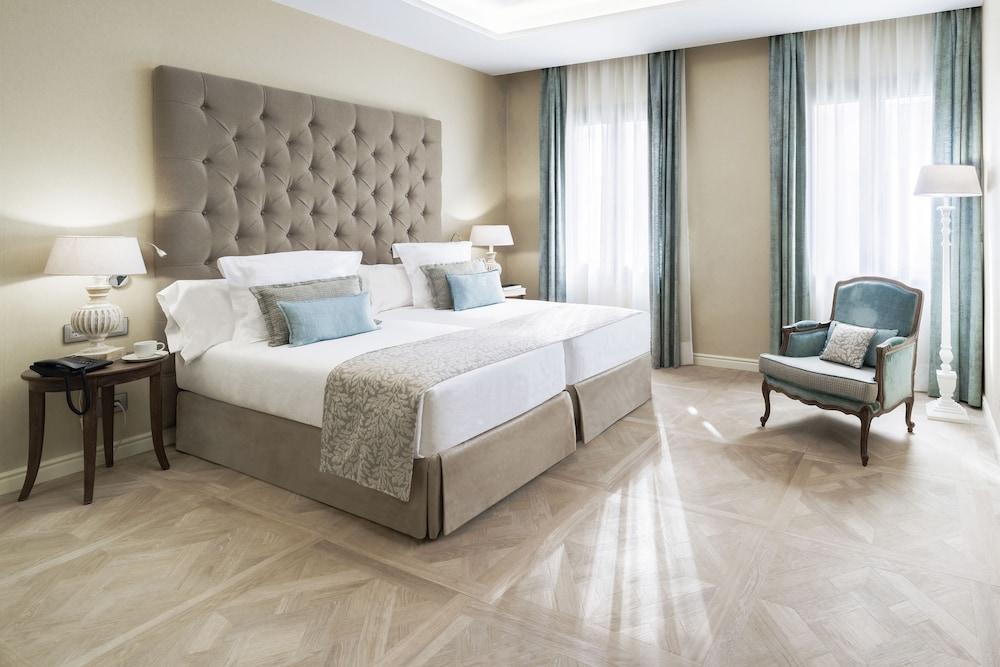 Lamaro Hotel