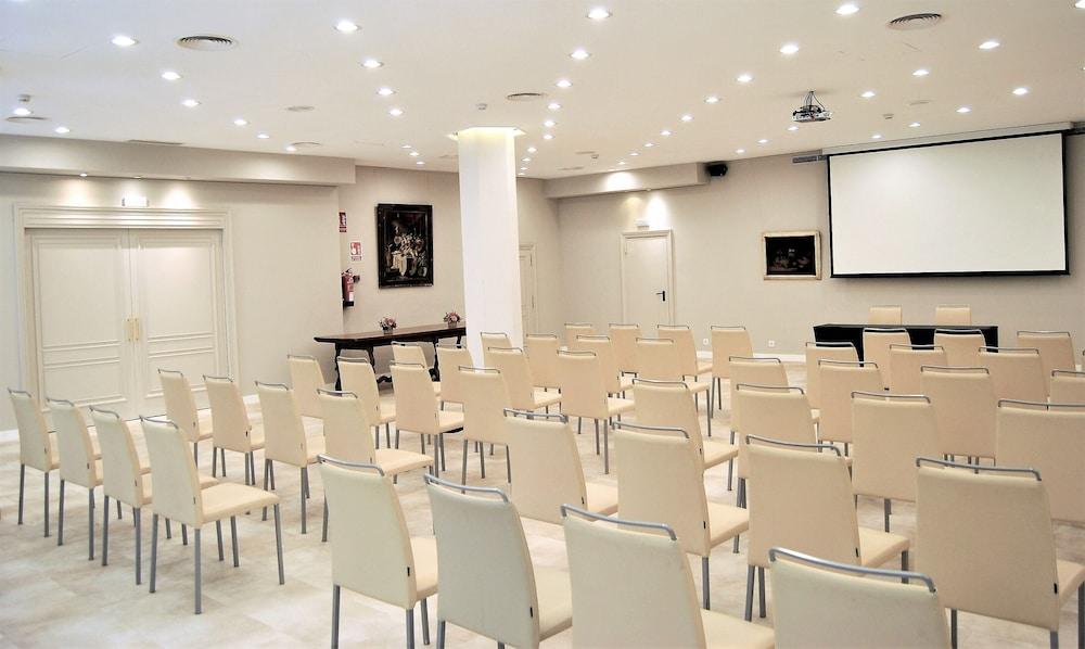 Lamaro Hotel