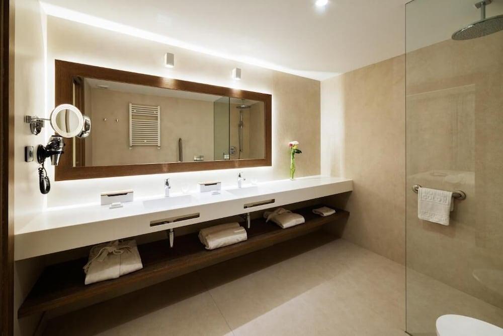 Lamaro Hotel