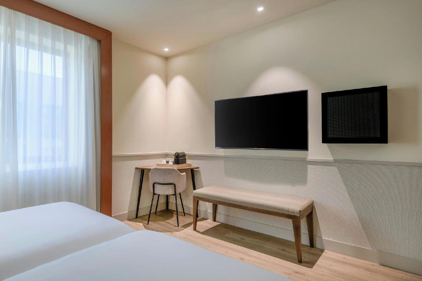 Ac Hotel Los Vascos By Marriott