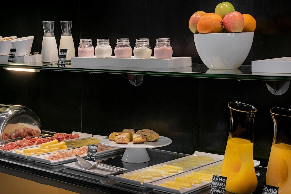 Ac Hotel Los Vascos By Marriott